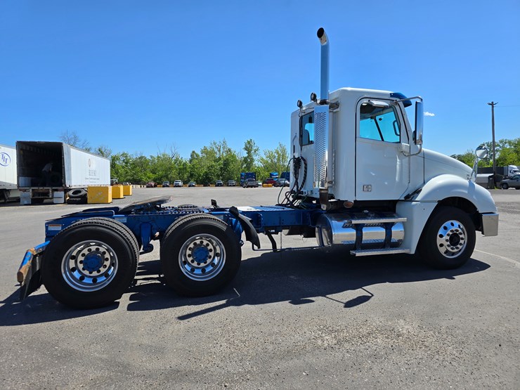 2020-freightliner-columbia-120-image-36