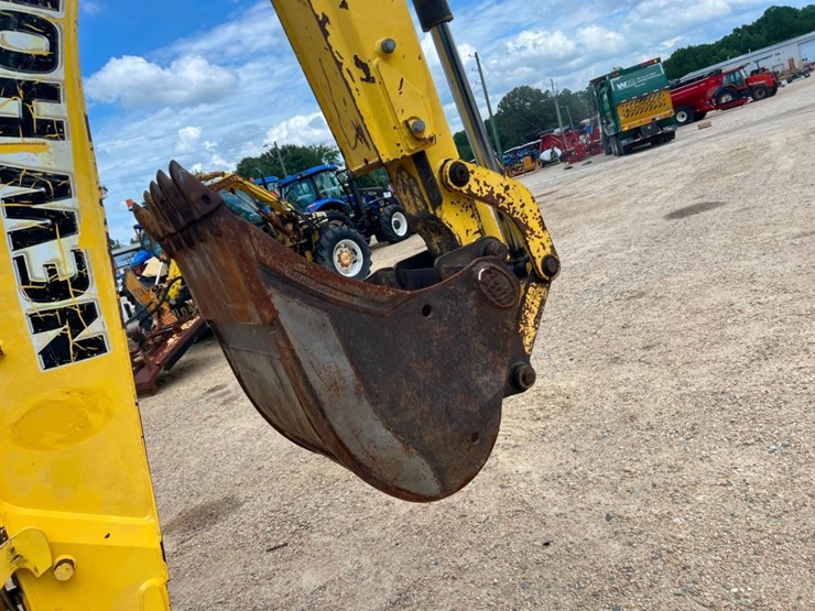 2011-new-holland-b95b-image-18