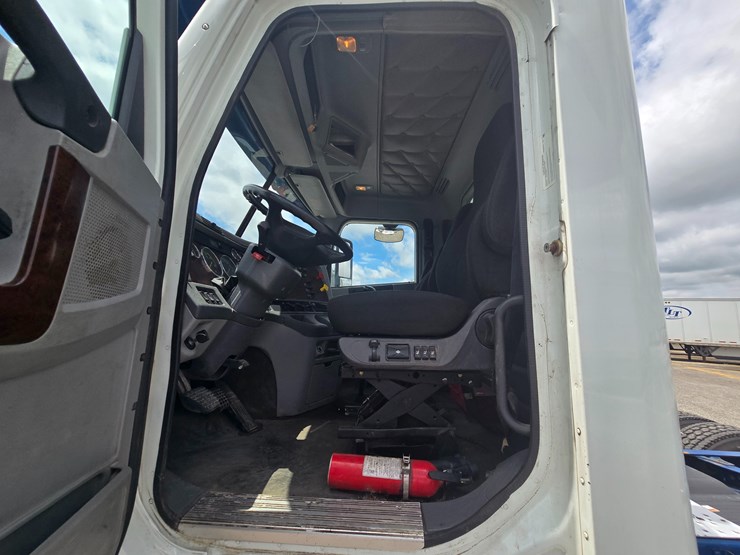 2020-freightliner-columbia-120-image-59