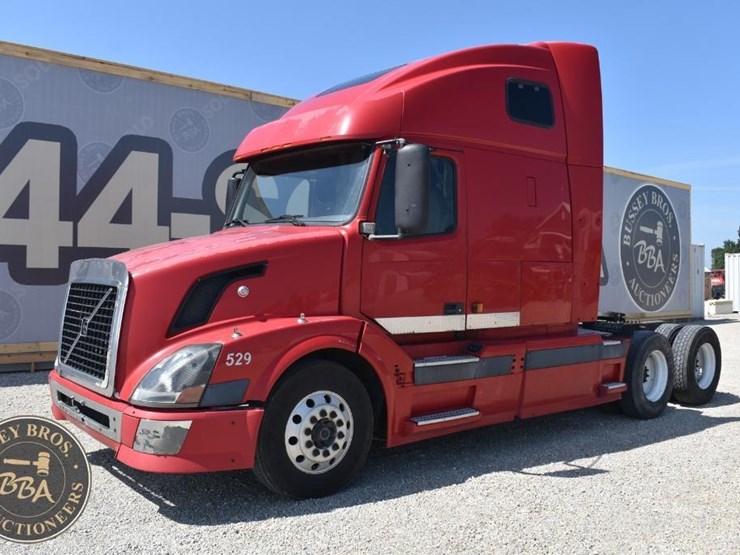 2005-volvo-vnl64t670-image-2