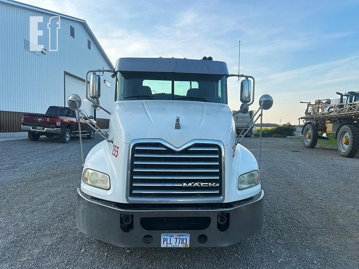2012-mack-pinnacle-cxu613-image-1