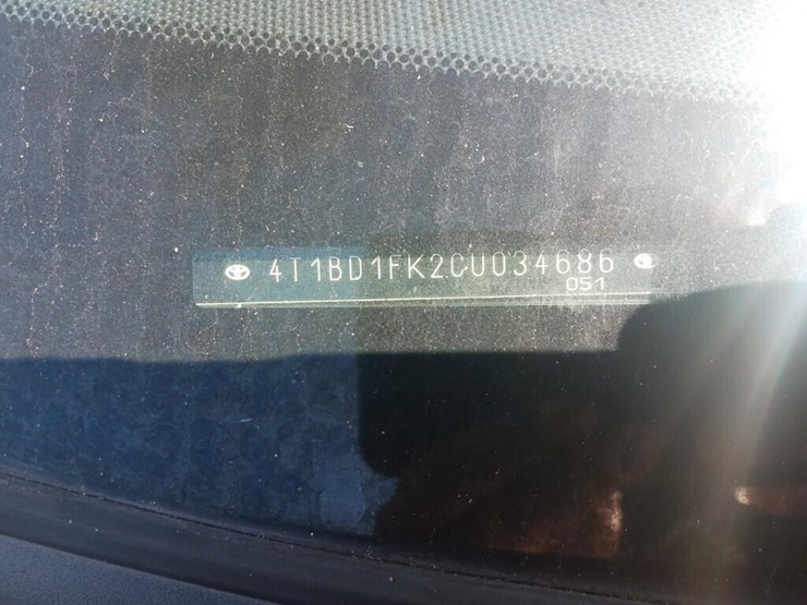 2012-toyota-camry-hybrid-le-runs/moves-image-4