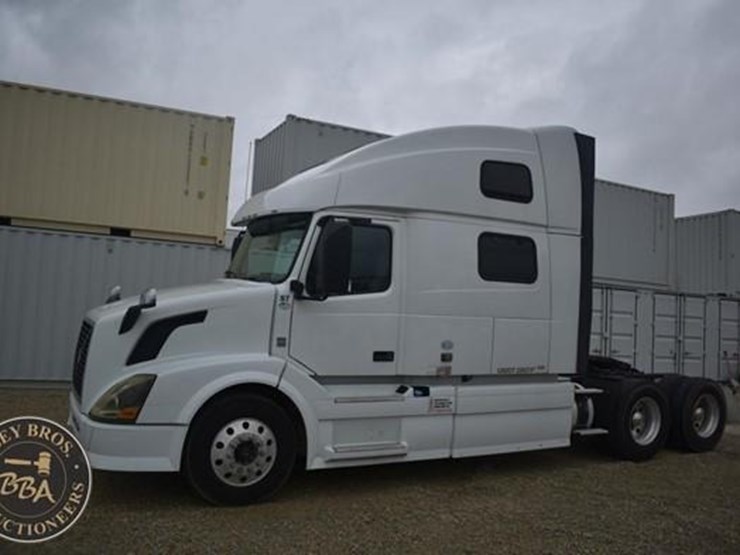 2014-volvo-vnl64t670-image-1