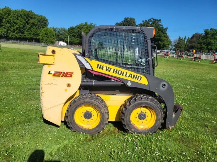 2014-new-holland-l216-image-2