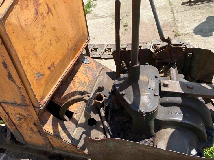 cletrac-crawler-tractor-image-15