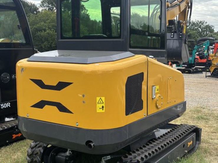 #113-•-cfg-industrial-excavator-w/-enclosed-cab-image-3