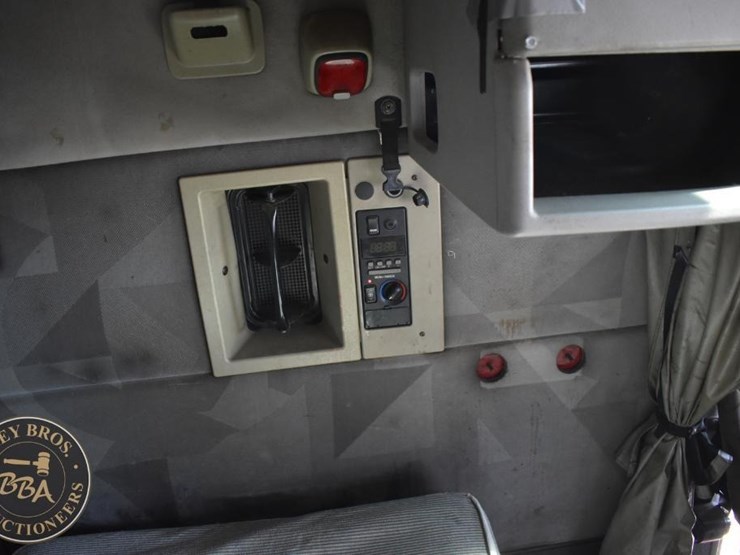 2005-volvo-vnl64t670-image-75
