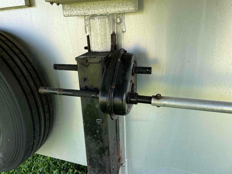 2006-8’x28’-c&c-aluminum-livestock-trailer-image-9