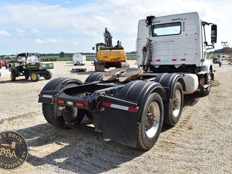 2015-volvo-vnm64t200-image-16