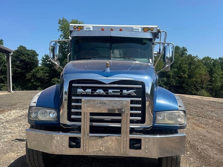2021-mack-granite-64fr-image-2