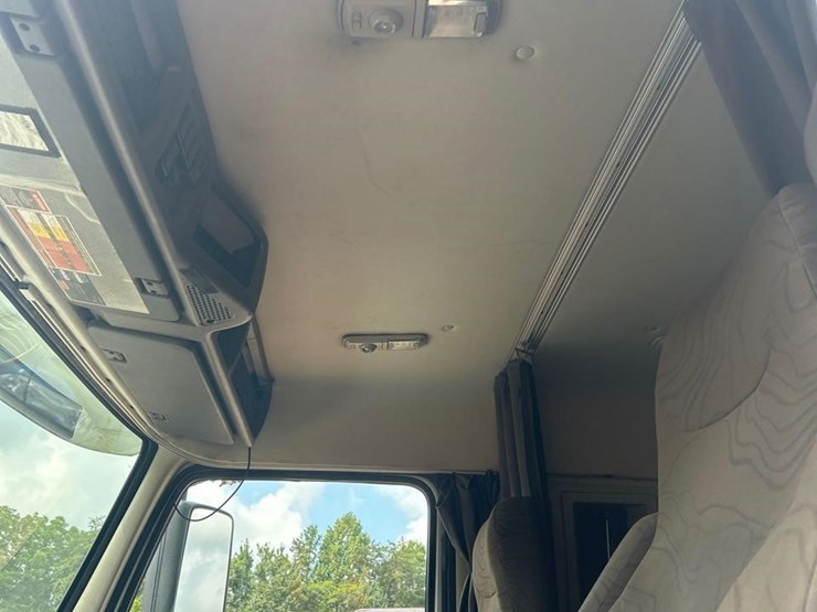 2016-volvo-vnl64t630-image-39