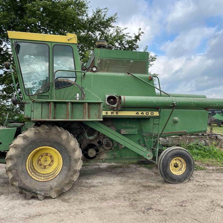 JD 4400 combine