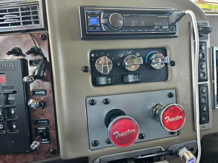 2007-peterbilt-335-image-75