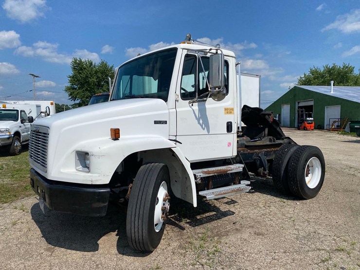 1998-freightliner-fl70-image-1