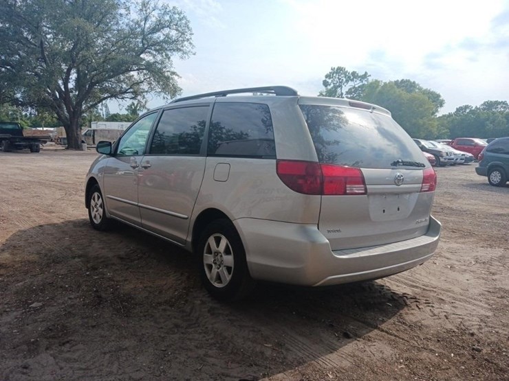 2005-toyota-sienna-image-7