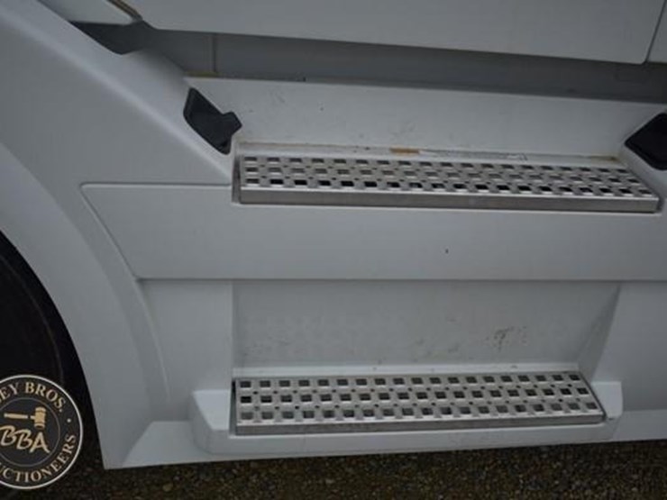 2014-volvo-vnl64t670-image-16