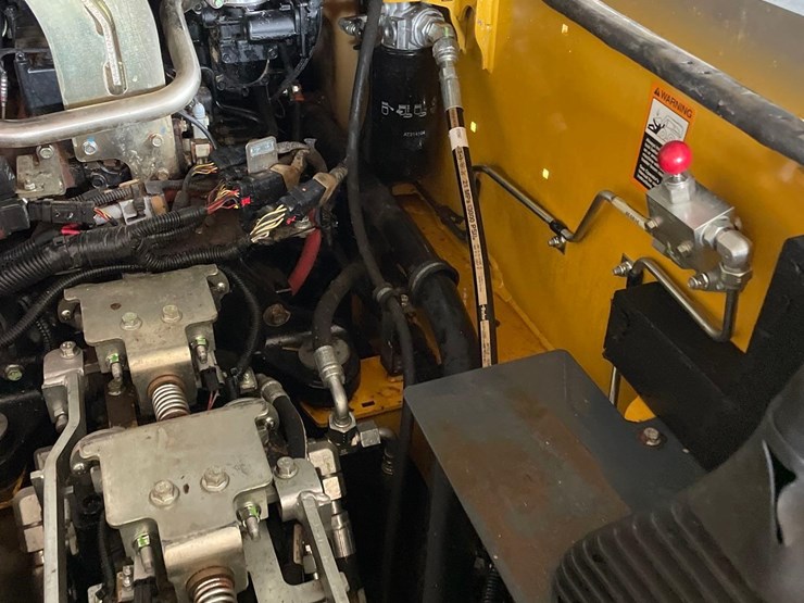 2019-deere-318g-image-58