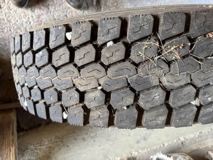 #1414-•-1---295/75r22.5-tire-image-4