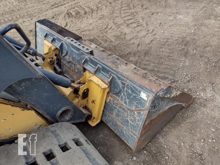 deere-323d-image-18