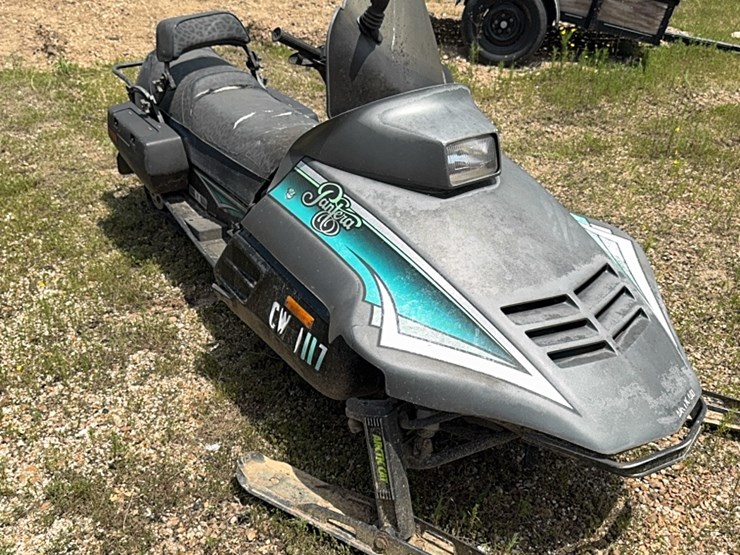 artic-cat-snowmobile-image-2