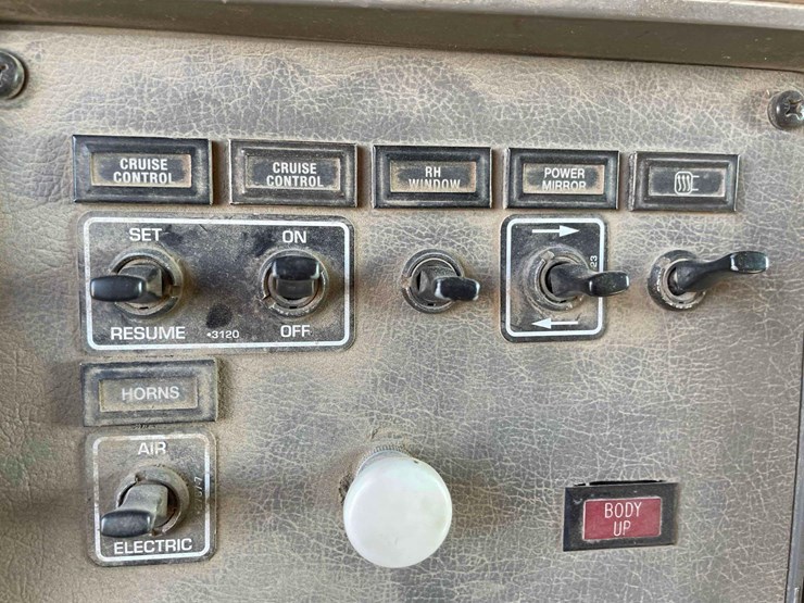 2004-kenworth-t300-single-axle-dump-truck-image-59