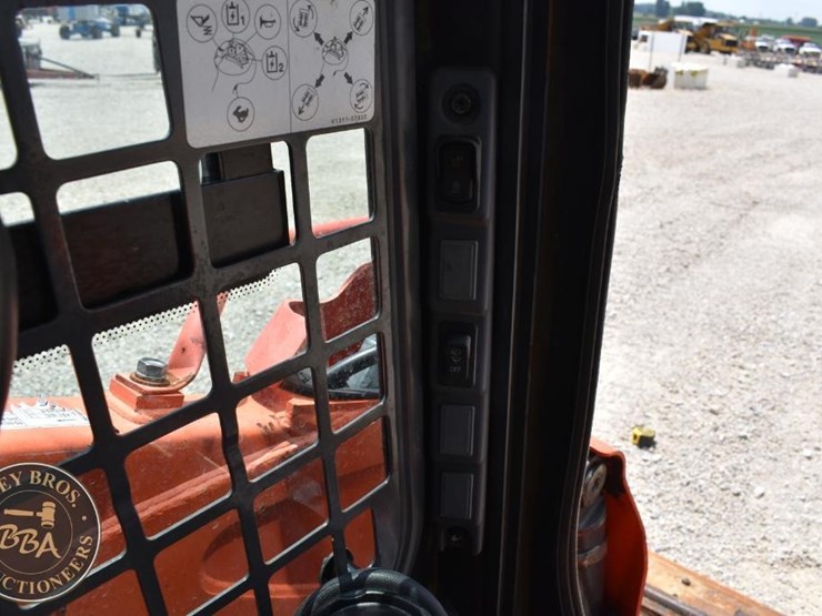 2017-kubota-ssv65-image-42