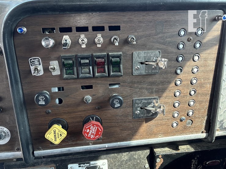 1986-peterbilt-349-image-17
