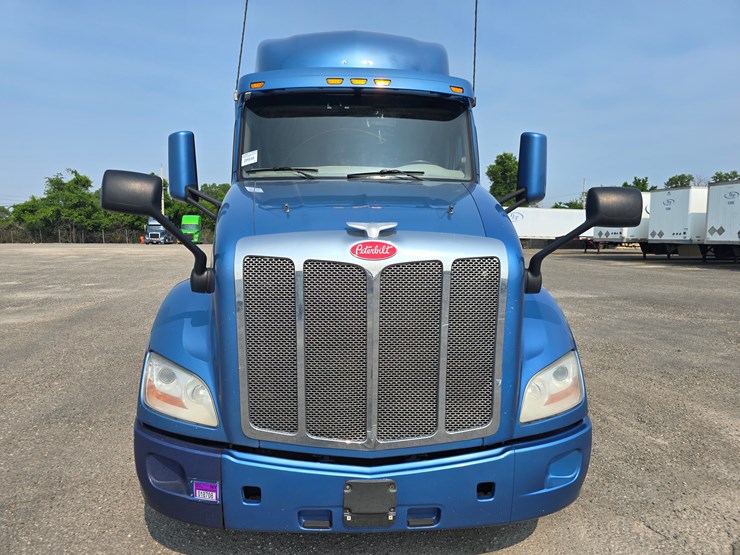 2019-peterbilt-579-image-45