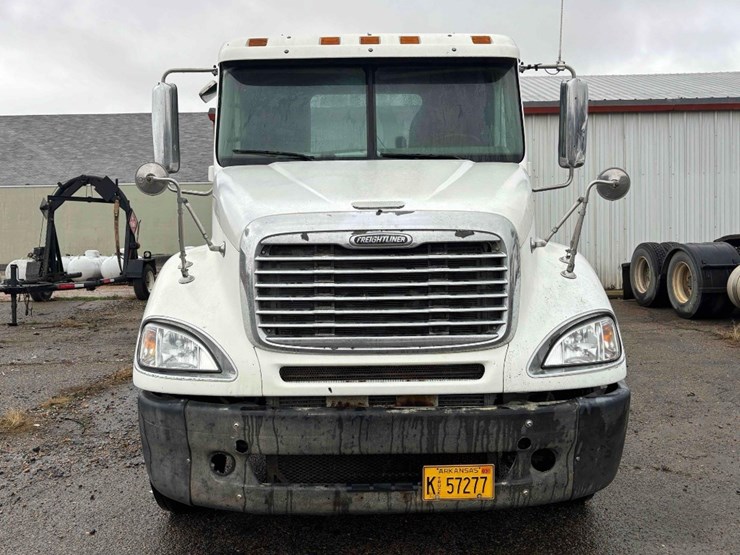 2009-freightliner-columbia-120-image-2
