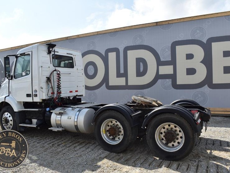 2015-volvo-vnm64t200-image-11