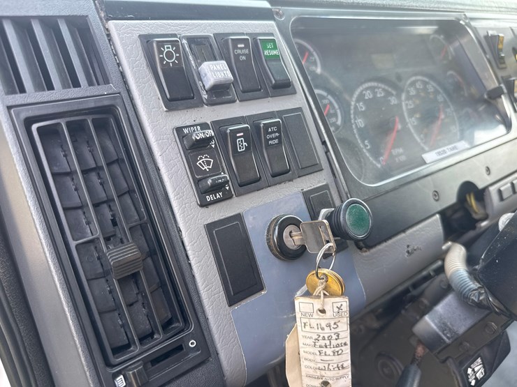 2003-freightliner-fl80-image-29