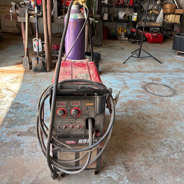 Lincoln 255XT Welder