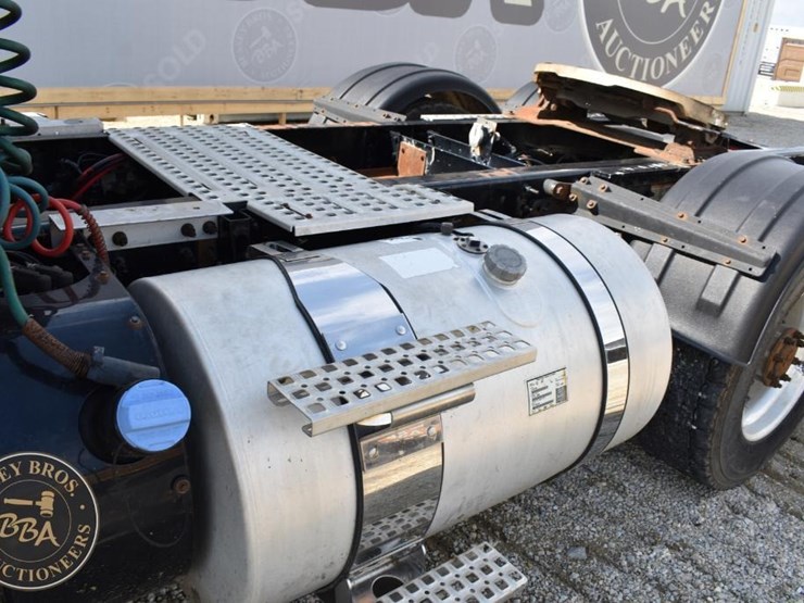 2015-volvo-vnm64t200-image-24