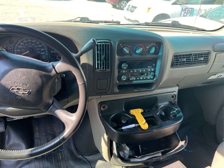 2001-chevrolet-express-3500-image-17