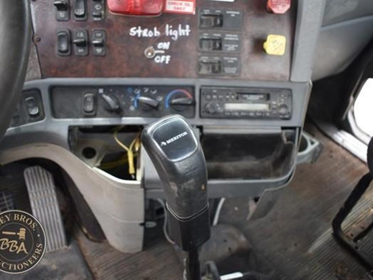 2002-freightliner-century-112-image-54
