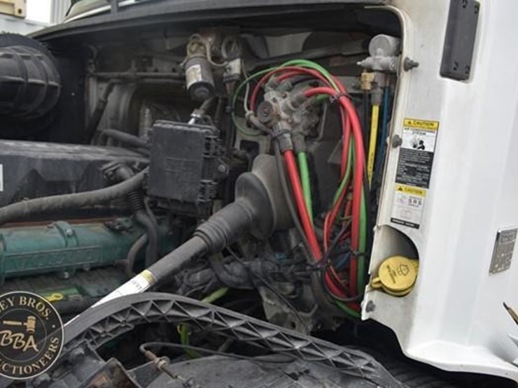 2014-volvo-vnl64t670-image-13