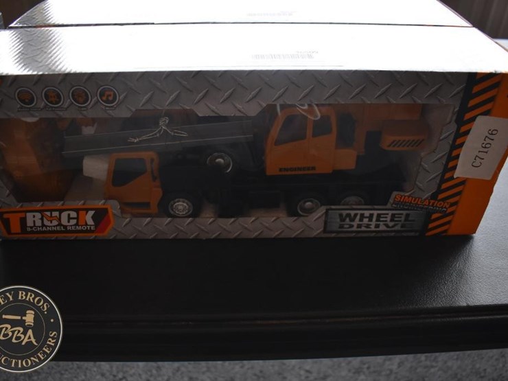 future-toy-remote-control-crane-truck-36509-image-1