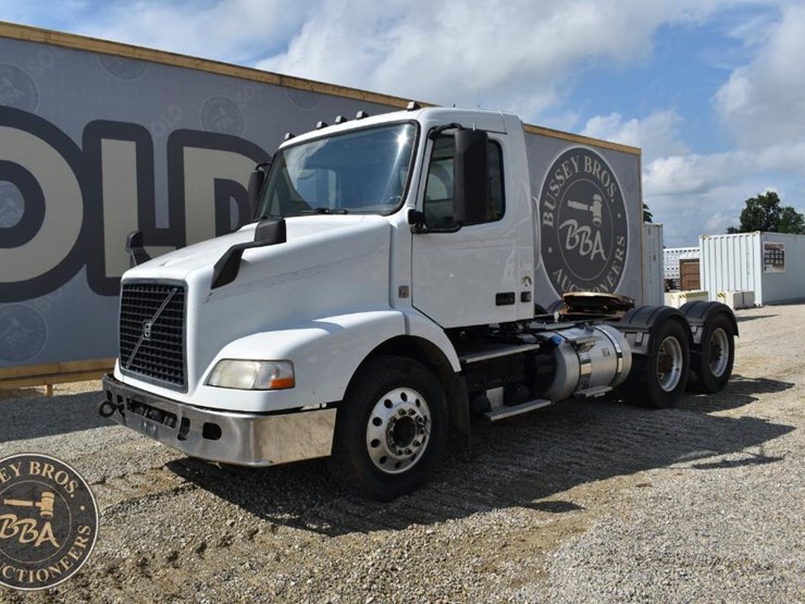 2015-volvo-vnm64t200-image-4
