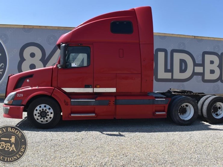 2005-volvo-vnl64t670-image-6