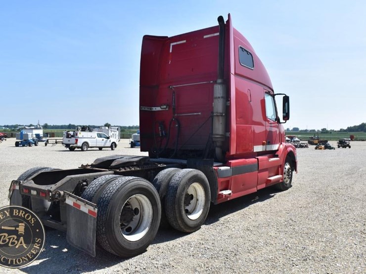 2005-volvo-vnl64t670-image-15