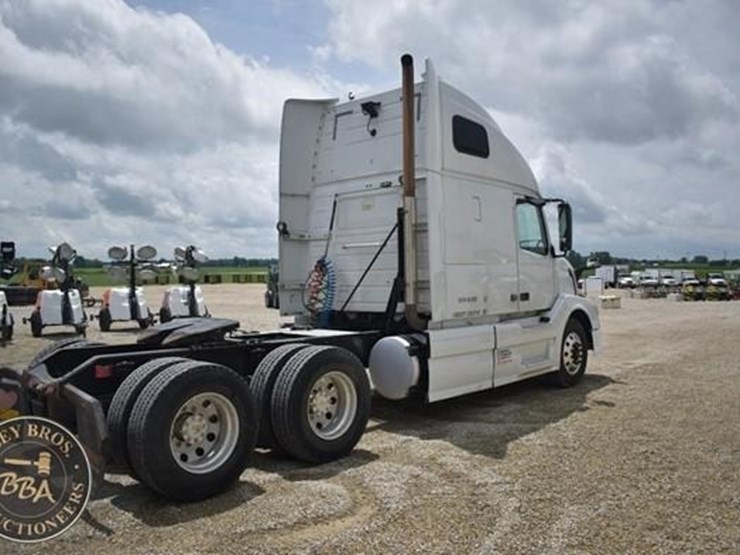 2014-volvo-vnl64t670-image-8