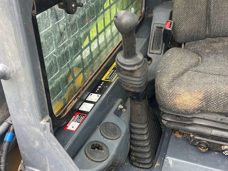 2019-deere-318g-image-40