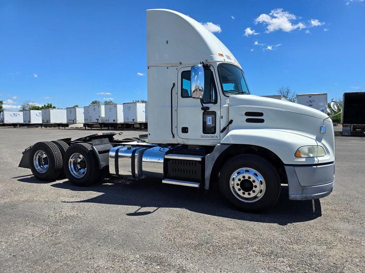 #16603-•-2016-mack-cxu613-day-cab-image-22