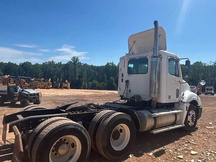 2006-freightliner-columbia-120-image-23