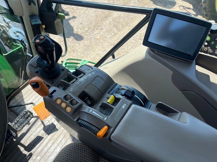 2014-john-deere-6210r-image-24