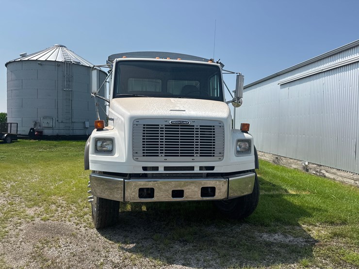2003-freightliner-fl80-image-2