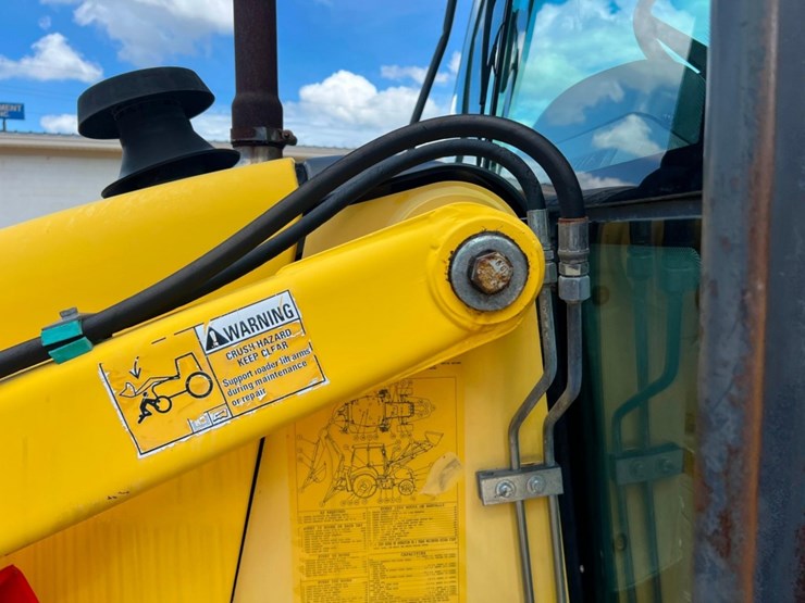 2011-new-holland-b95b-image-16
