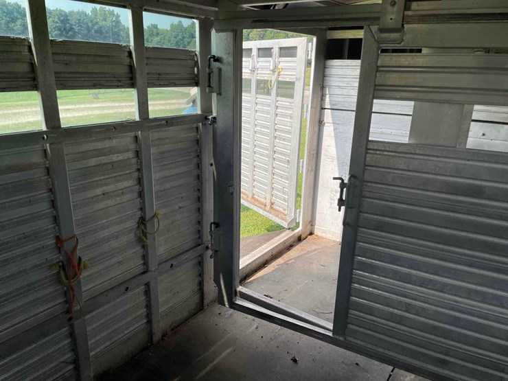 2006-8’x28’-c&c-aluminum-livestock-trailer-image-68