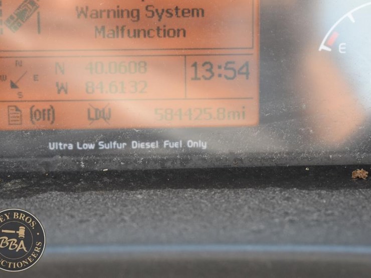 2015-volvo-vnm64t200-image-51