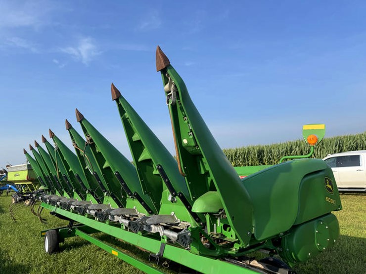 2014-john-deere-608c-image-11